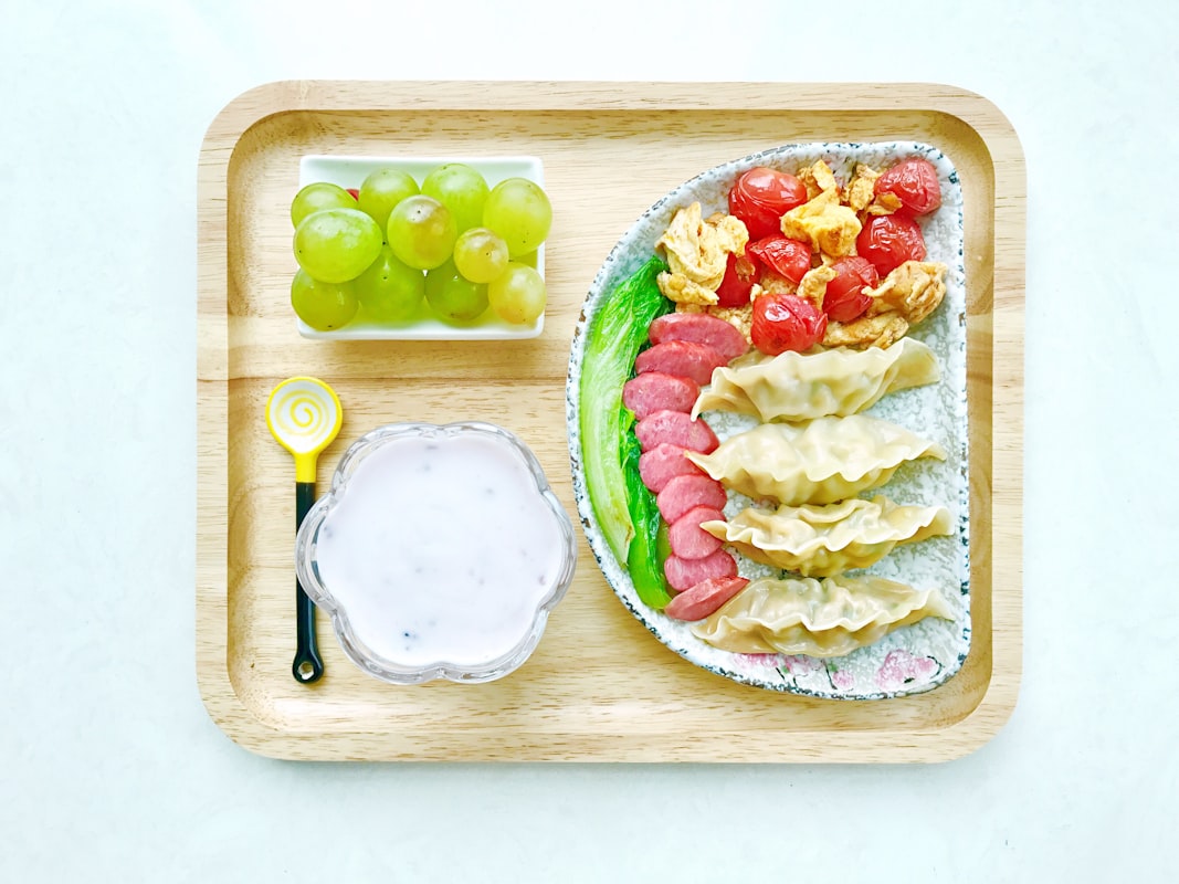 Bambino felice che mangia frutta fresca