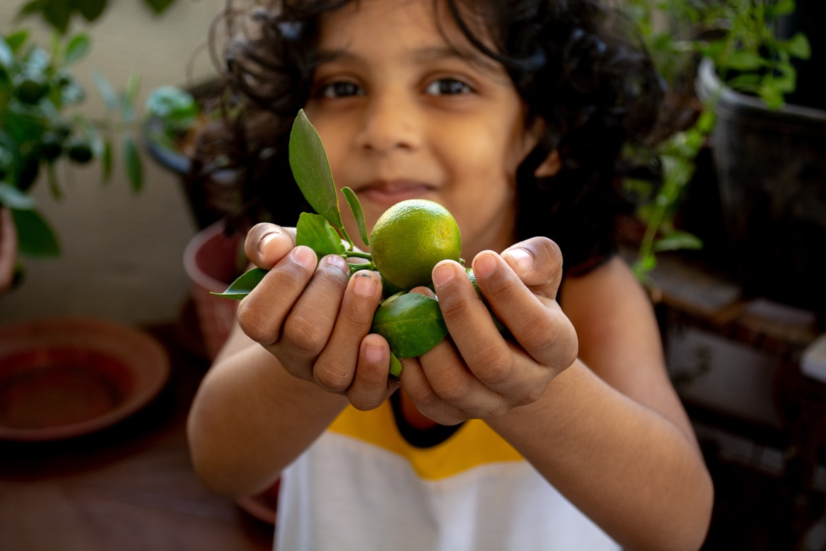 Bambini a tavola con alimenti vari