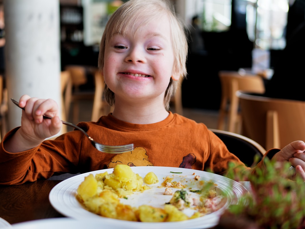 Bambini che mangiano verdure fresche